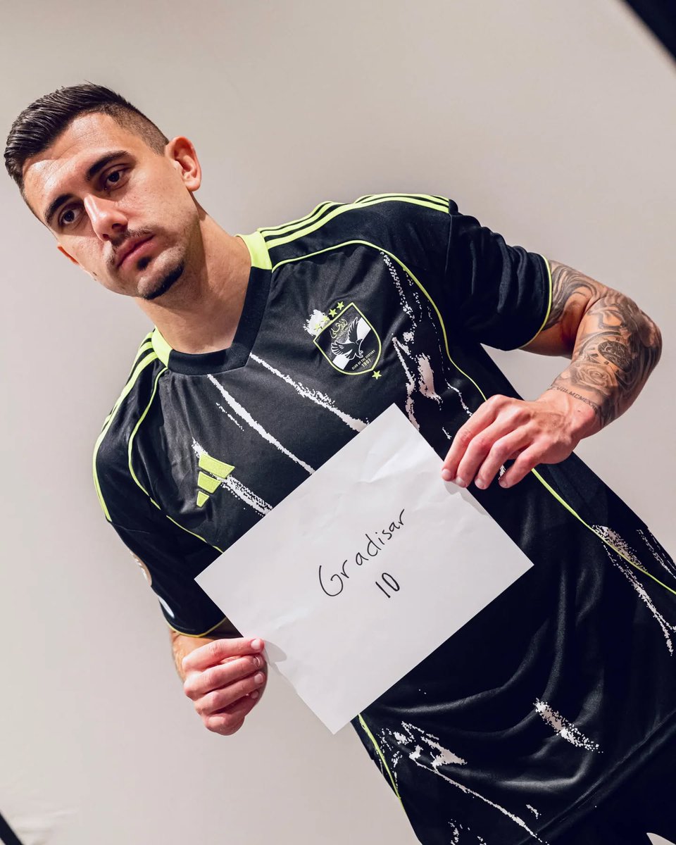 مسجين دول ولا لعيبة كورة 😂😂😂