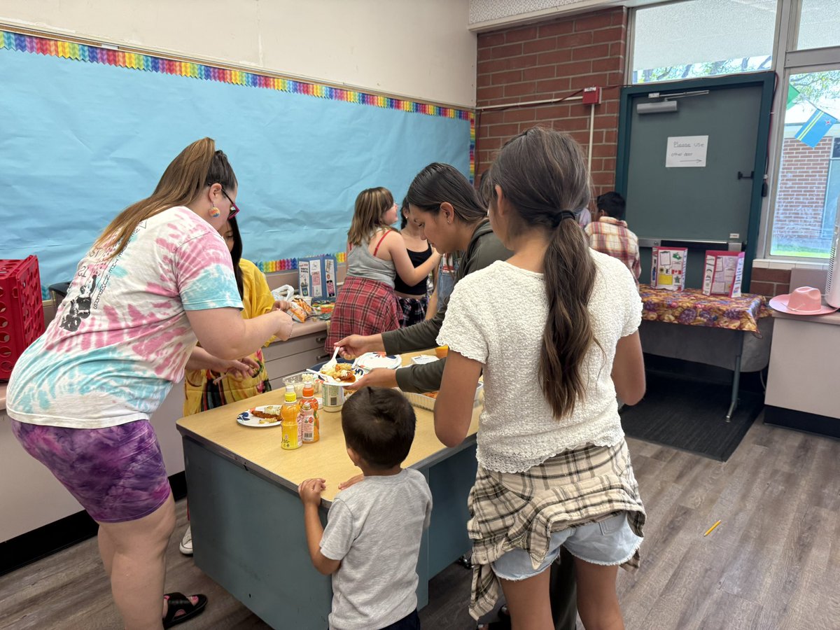 WillmoreWSD's tweet image. Multicultural Day was a big success! Families were immersed in diverse arts, crafts, food, &amp;amp; cultural traditions from around the globe. Many thanks to our teacher coordinators Mrs. Harris &amp;amp; Ms. Dang for organizing this special exhibition. 🌎 #dualimmersionprogram