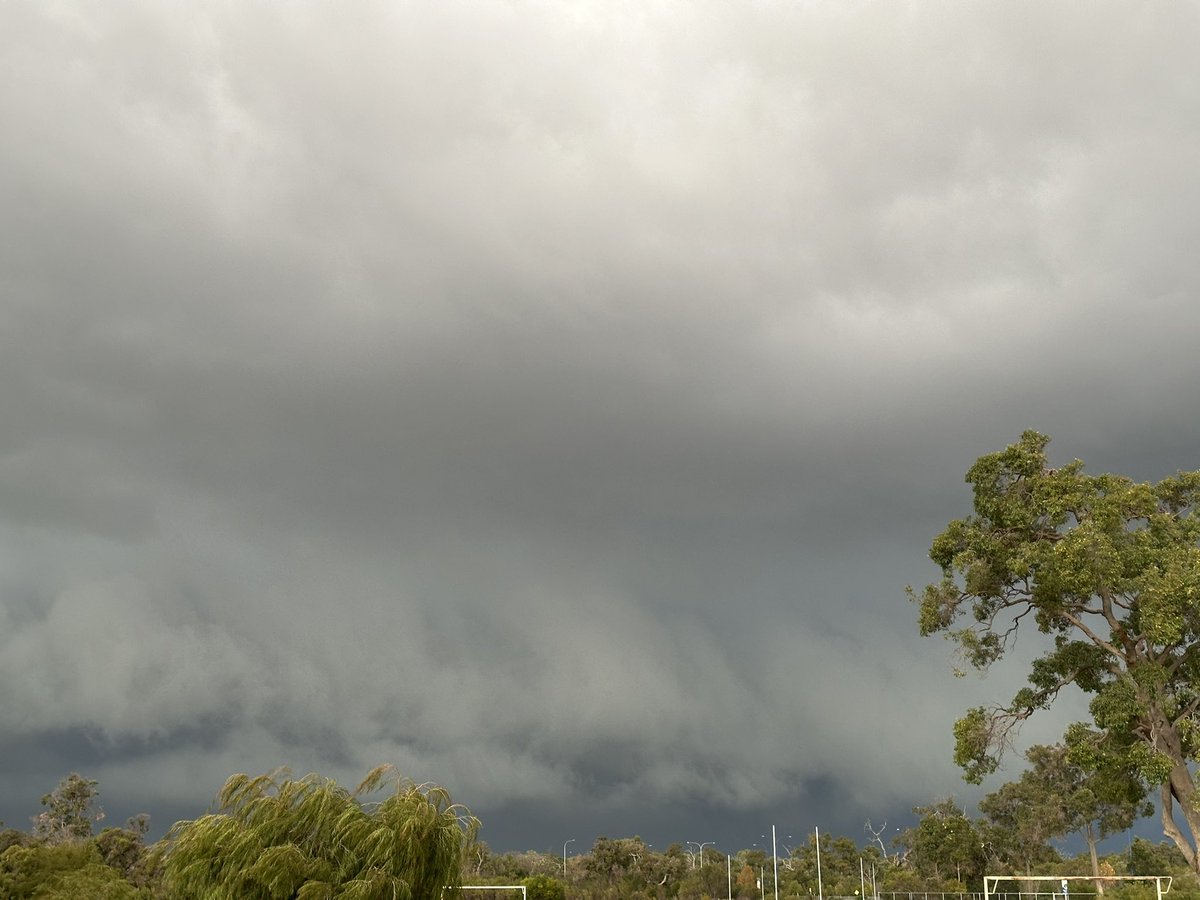 BunburyWeather's tweet photo. @weather_wa @perthovalman @MJG_1990 @coffeevanishere @drstip @baxlex @ManjitK6987 @ImTheOnlyAstro @Barnsy_Lisa @speedbird020 @Sparrow_65 @2017Ferret Pics of the cell that went over #Bunbury
Now raining in #Australind https://t.co/E4RqRJBL37