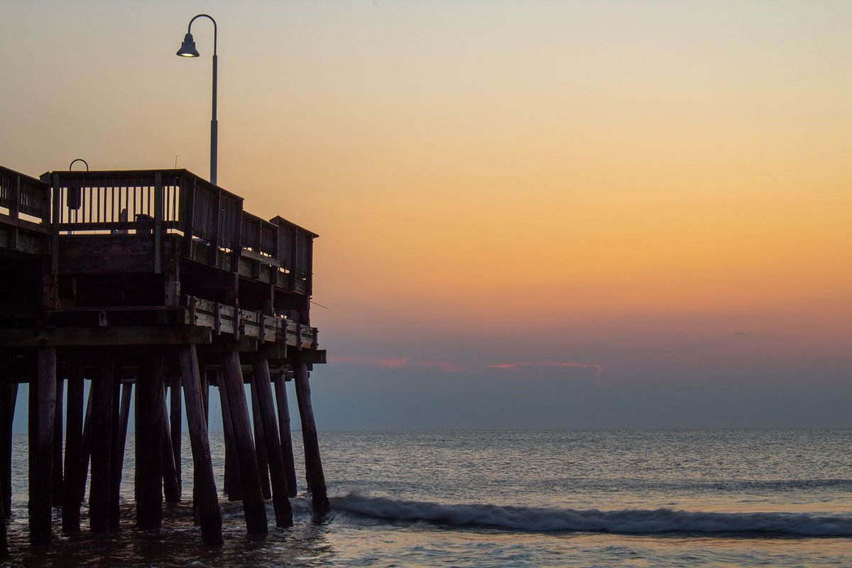 A soft morning sunrise in Sandbridge 🌅 
🙌 See it every morning from your porch when you stay Oceanfront 🔗 bit.ly/3SISBpH