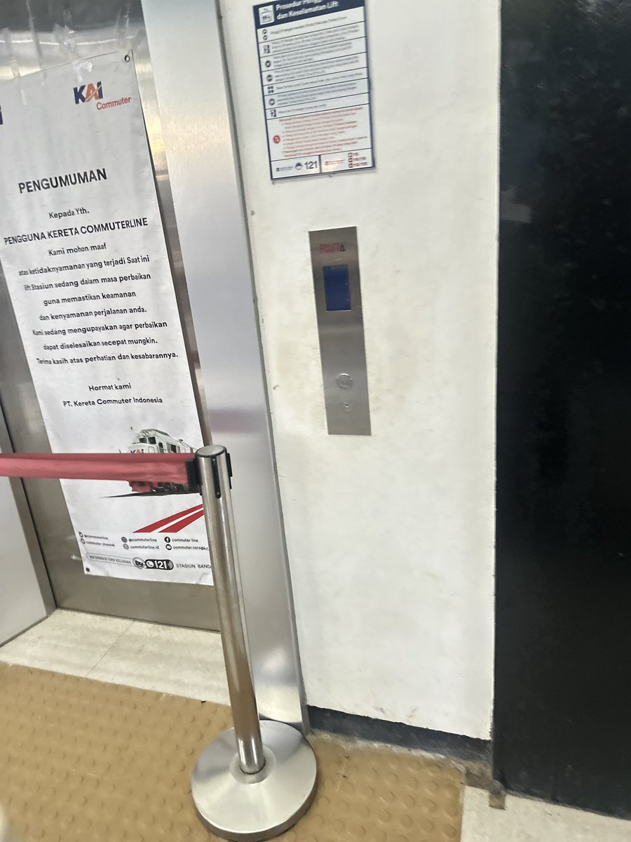 MIAAAW_____'s tweet photo. @CommuterLine @KAI121 Pagi Min, per 10 Jun 25 masih gini gini aja nih min. Untuk perbaikan lift di Stasiun Cimekar ini memang membutuhkan waktu sampe hampir 4 bulan ya? Harus menunggu selama apa dan harus diviralkan kah untuk mendapat penanganan yang lebih cepat di fasum seperti ini? https://t.co/kERqYJVp3l