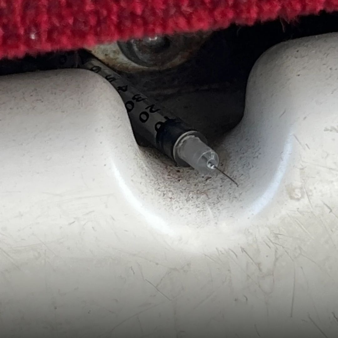 🚨 Un pasajero del tranvía 501 de la TTC encontró una jeringa bajo un asiento. Aunque fue reportada, el vehículo siguió en servicio antes de ser limpiado. En redes: “Nuevo miedo desbloqueado.”
💉 ¿Qué opinas?

#Toronto #TTC #Seguridad #LatinosToronto #LatinosMagazine