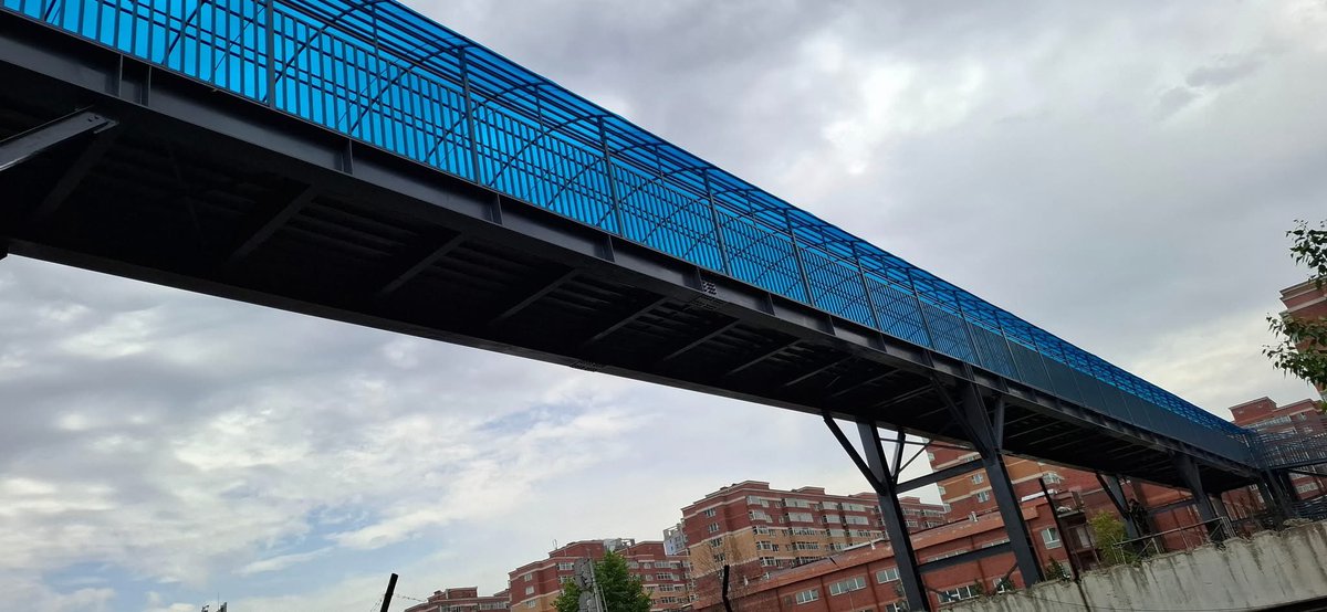 Нарны хорооллыг нарны замтай холбосон гүүр уг нь бэлэн болчихсон гэнэ. Нямбаатарыг ирж тууз хайчилтал нээхгүй гээд иргэдээ чирэгдүүлж байгаа юм байхаа 🙄