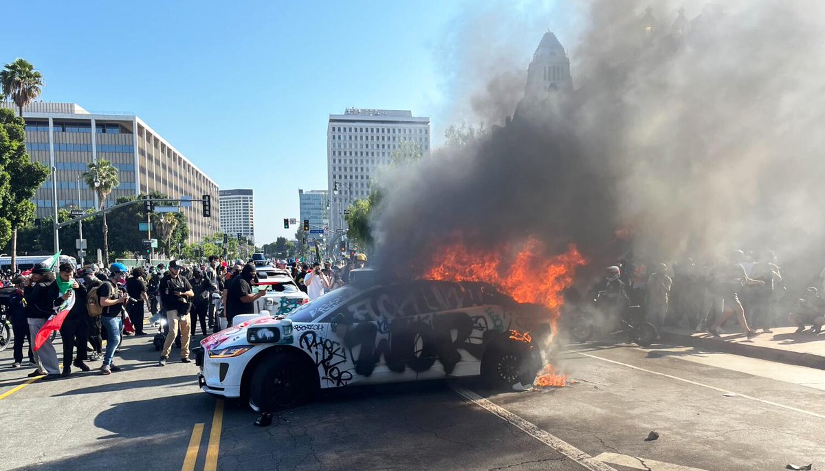 latimesopinion's tweet image. Column: Trump deploys, protesters respond. This will not end well (via @latimesopinion) latimes.com/opinion/story/…