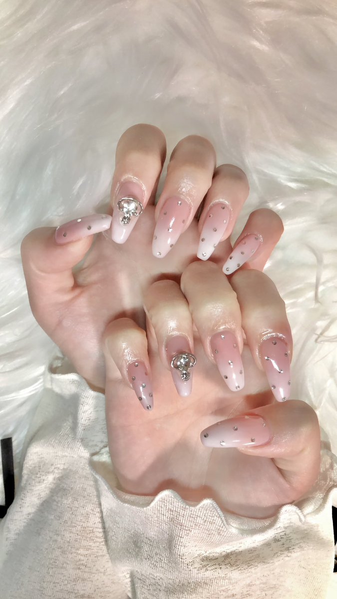 hulink_pr's tweet photo. おはようございます☀

ネイル変えました💅✨
淡いグラデにキラキラのストーン…まさに気分上がるやつ🫶🏻💎
ネイルしてると、ふと手元を見るたびにテンション上がるの、あるあるですよね🥰

よろしくお願いします！
#hp制作 #web制作 #広告代理店 #映像制作 #企業公式相互フォロー祭り https://t.co/MVjwWg0iMf