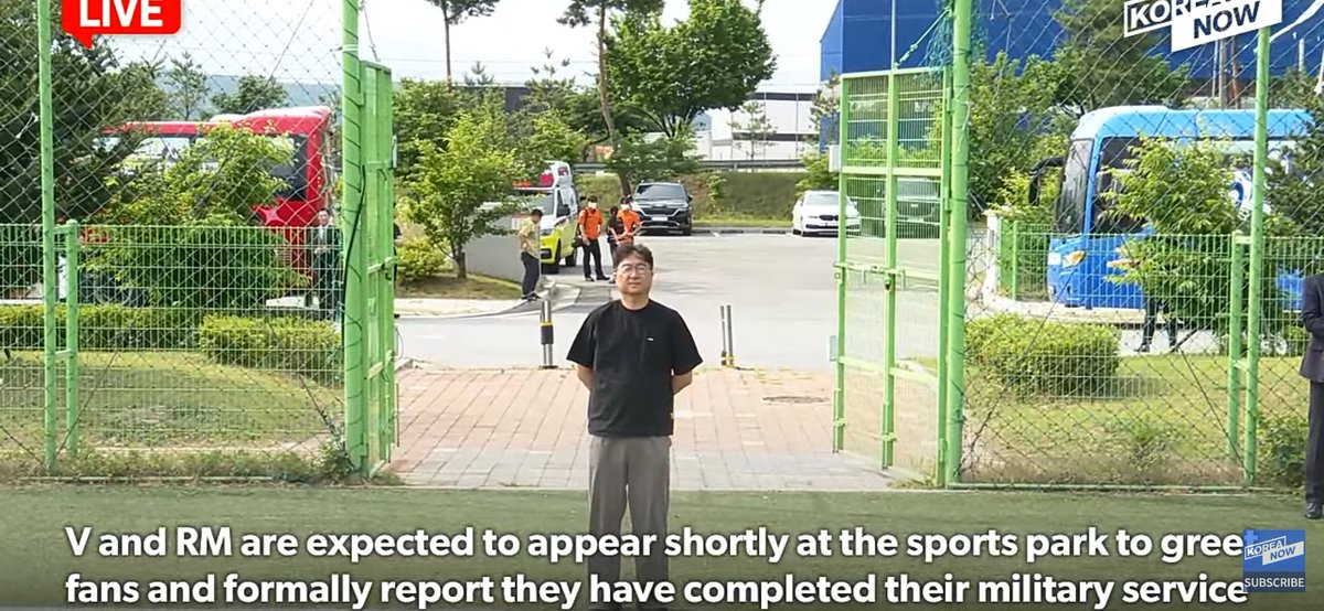 Valen_3012's tweet photo. You, yes you. I see how you never wake up even after 5 alarms when it comes to work.
But now you're here oggeling this green gate for two men? https://t.co/lxicDYAvkd