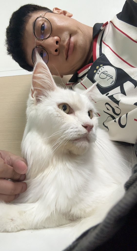 บางทีความสุข.. 
มันก็ไม่ได้มาจาก..การที่เราต้องมีทุกสิ่งที่อยากมีอยากได้เสมอไป แต่..ความสุขมันก็สามารถมาจากการพอใจกับบางสิ่งที่เรามีก็ได้ #พ่อลูกสี่ #มีลูกเป็นแมว