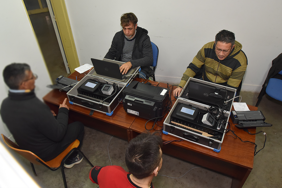 gobdecordoba's tweet image. 🪪 Realizamos el primer operativo 2025 para tramitar #documentación de internos en #Bower.

✅ La oficina móvil  del #RegistroCivil inició el trámite de 140 ejemplares de #DNI y tramitó siete reconocimientos, entre otras gestiones. Esta medida apunta a garantizar el derecho a la…