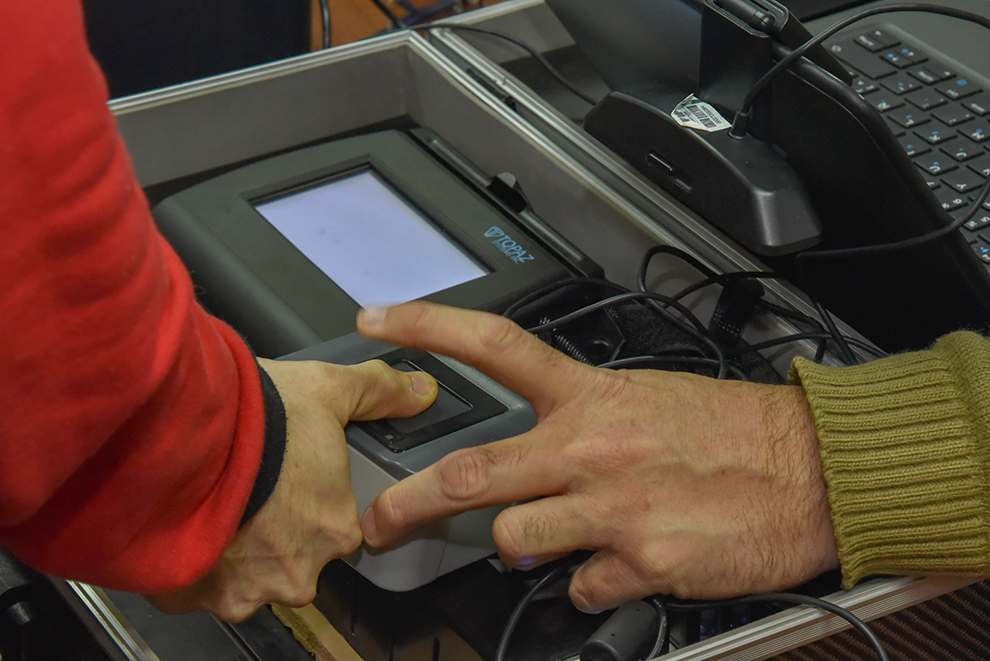 gobdecordoba's tweet image. 🪪 Realizamos el primer operativo 2025 para tramitar #documentación de internos en #Bower.

✅ La oficina móvil  del #RegistroCivil inició el trámite de 140 ejemplares de #DNI y tramitó siete reconocimientos, entre otras gestiones. Esta medida apunta a garantizar el derecho a la…