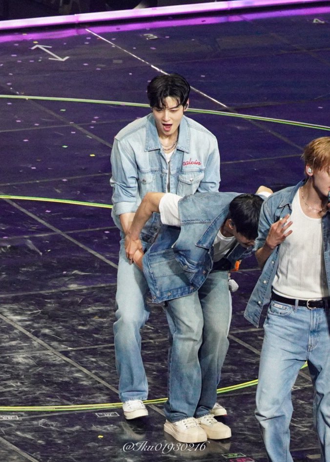 250608 Stargraphy 
숨가빠

ミョン降ろした時のウヌの顔😂🫳🏻

#아스트로 #ASTRO 
#엠제이 #MJ #진진 #JINJIN #차은우 #CHAEUNWOO #문빈 #MOONBIN #라키 #ROCKY #윤산하 #YOONSANHA