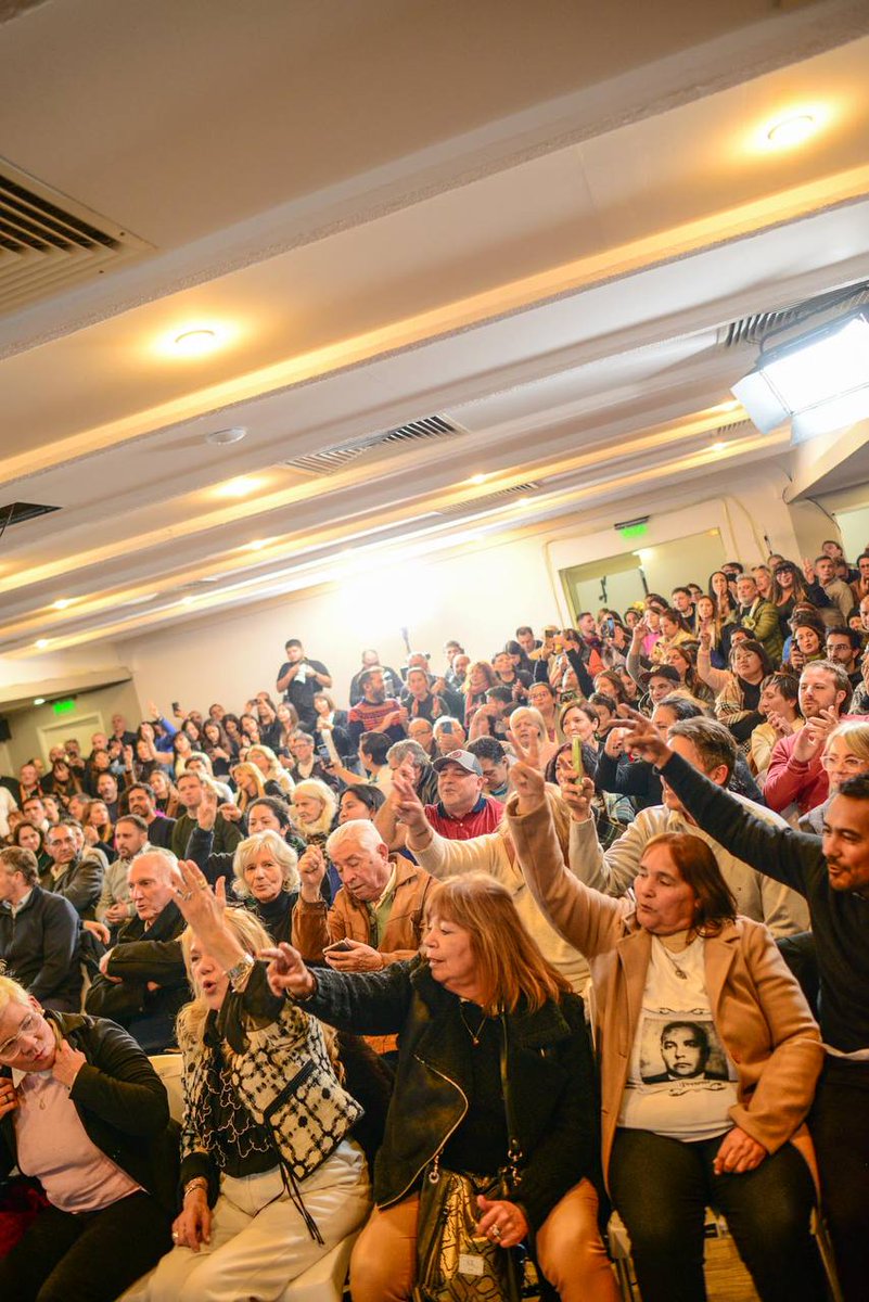 La resistencia a este modelo nos tiene que encontrar así, unidos. Por el bien de el pueblo argentino.  

Un orgullo haber podido compartir este Día de la Resistencia Peronista junto a @cfk y los familiares de los fusilados.