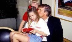 ⭕️ #AHORA  Con estas imágenes de Donald Trump con MENORES DE EDAD, entendemos porque la Derecha y ultra Derecha ama al Republicano Estadounidense. Debe ser parte del estilo de vida de quienes siguen su figura.