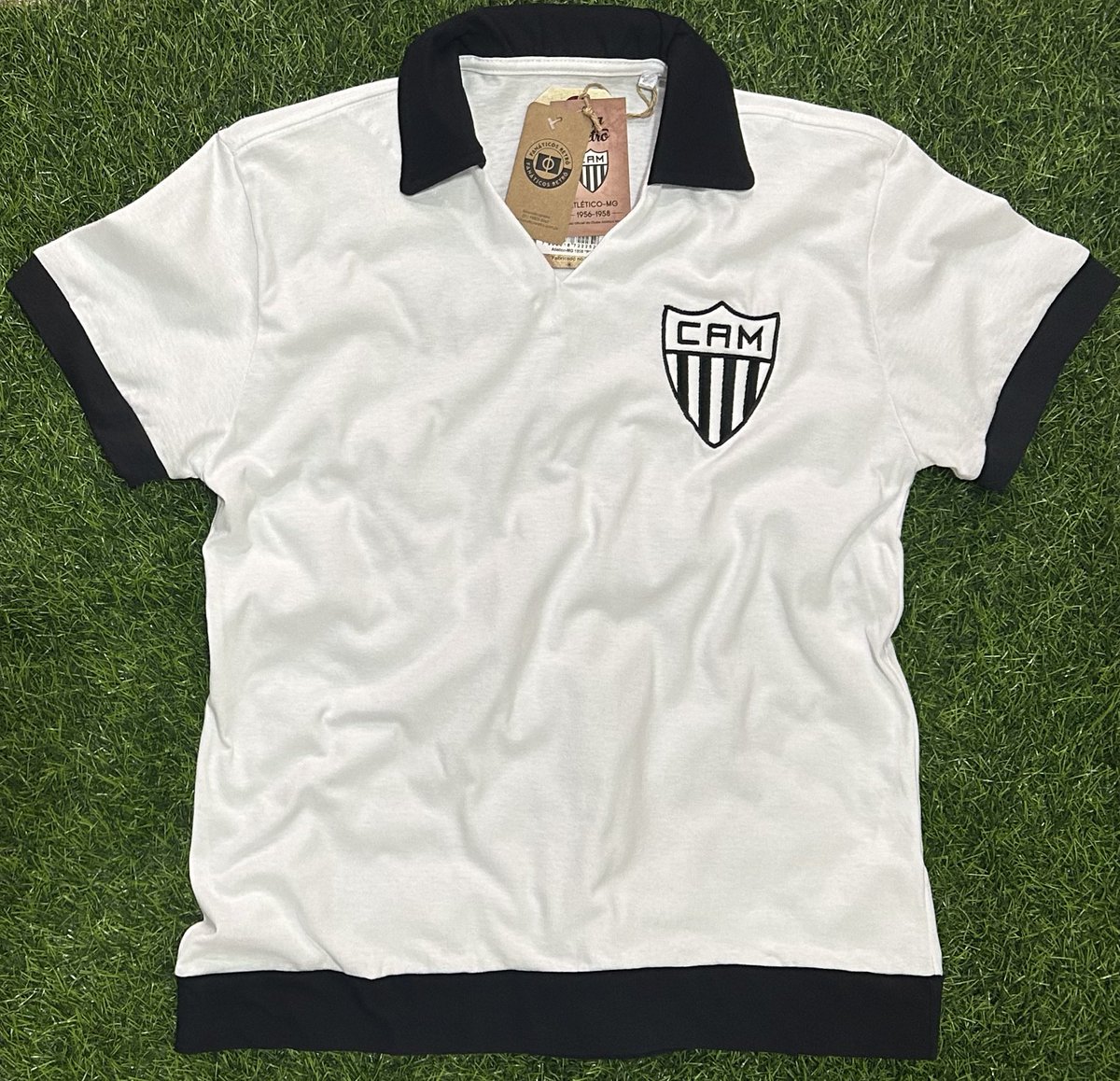ESSA FICOU UM ESCULACHO! 😮‍💨🤌

Camisa retrô oficial do GALO em homenagem à década de 50. ⚫️⚪️

Confeccionada em algodão branco, gola polo e mangas pretas, além do escudo da época bordado! 🤤 

Use o cupom GALO13 e garanta a sua com 13% OFF!👇🐓