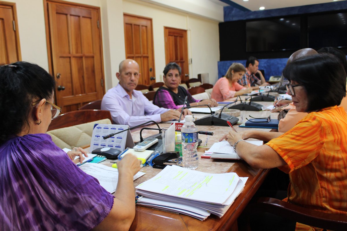 Como parte de su preparación como reserva de cuadros, este lunes, inició el entrenamiento en la <a href="/FGR_Cuba/">Fiscalía de Cuba</a>, de la Fiscal Jefa de la Fiscalía Provincial de Ciego de Ávila, María Victoria Sifontes Ayup, quien se integrará a todos los procesos de trabajo del órgano central. 

1/2