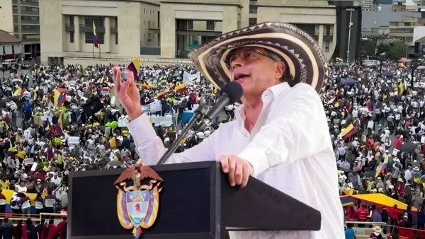 Santiago Bejarano 🇨🇴 🇵🇸 (@nygma7677) on Twitter photo 🚨Invito al pueblo colombiano a rodear y proteger a nuestro presidente <a href="/petrogustavo/">Gustavo Petro</a>. Tanto la derecha colombiana como la extranjera, van por él. El atentado contra Miguel Uribe, solo es el primer paso de una macabra estrategia que busca acorralarlo. ¡Qué no se atrevan a tocarlo! 🚨Invito al pueblo colombiano a rodear y proteger a nuestro presidente <a href="/petrogustavo/">Gustavo Petro</a>. Tanto la derecha colombiana como la extranjera, van por él. El atentado contra Miguel Uribe, solo es el primer paso de una macabra estrategia que busca acorralarlo. ¡Qué no se atrevan a tocarlo!