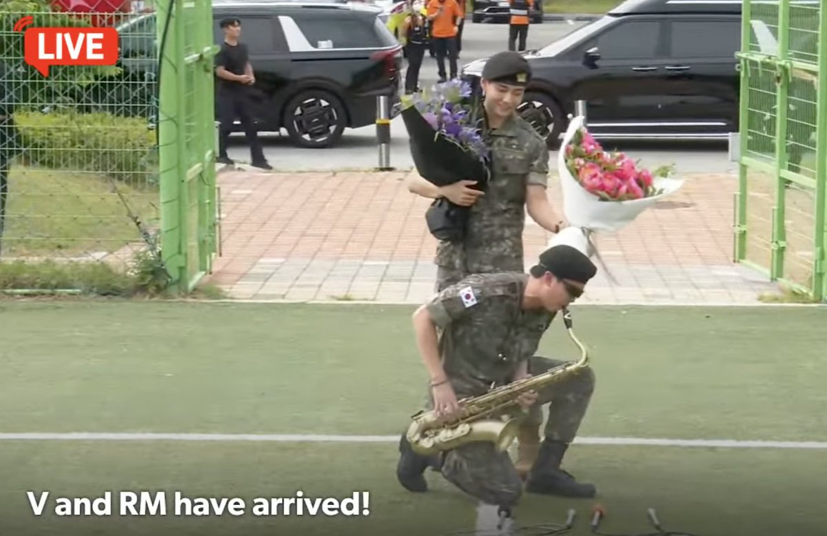 charts_k's tweet image. V and RM have arrived! @BTS_twt
