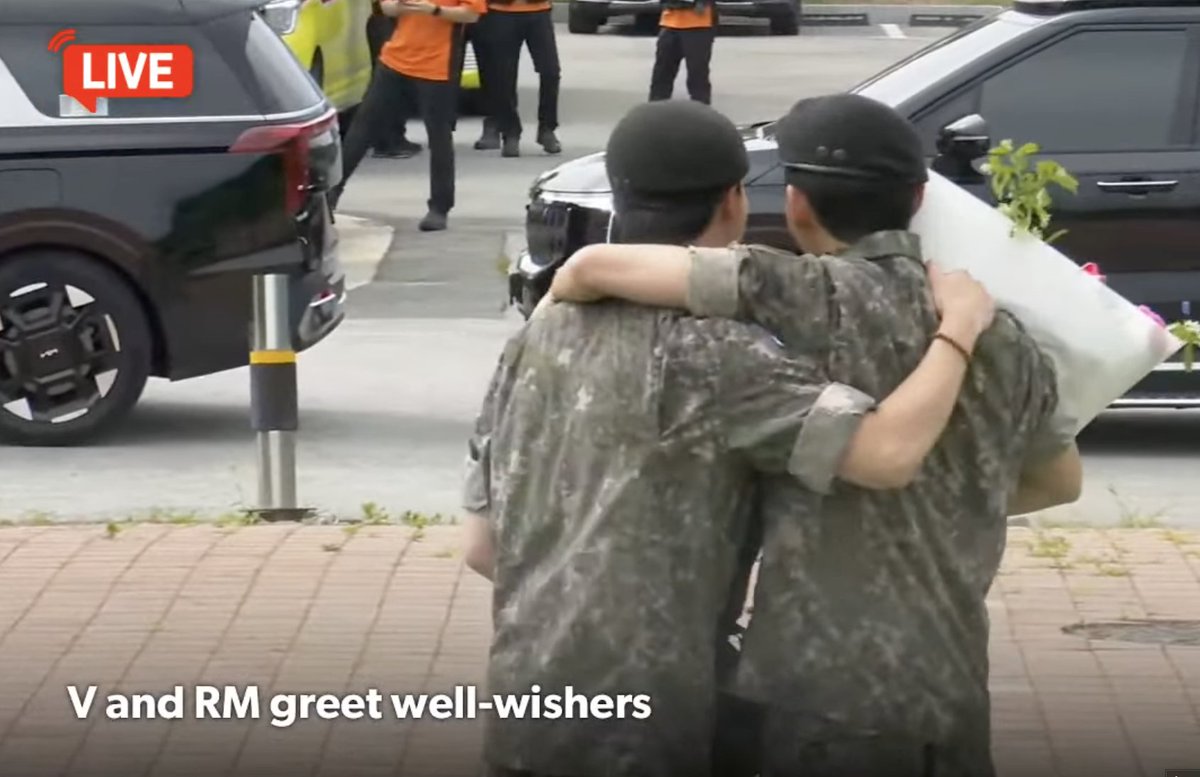 charts_k's tweet image. V and RM have arrived! @BTS_twt