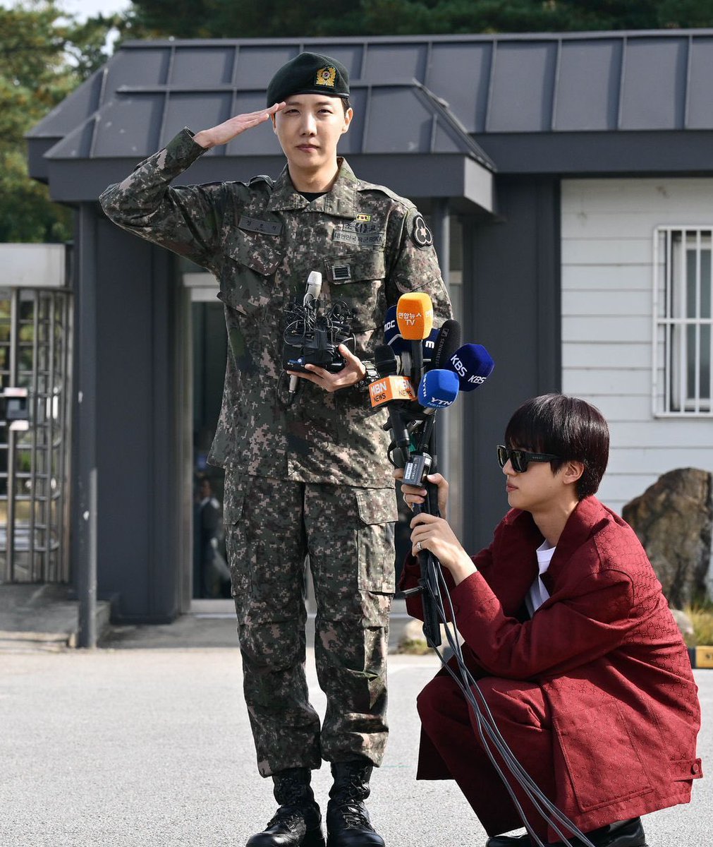 Bornok2345842's tweet image. how do i even explain these photos