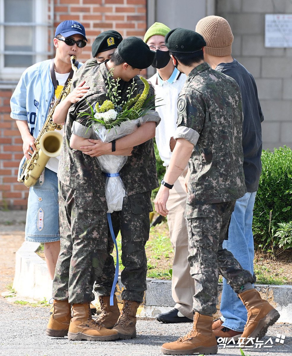 Bornok2345842's tweet image. how do i even explain these photos