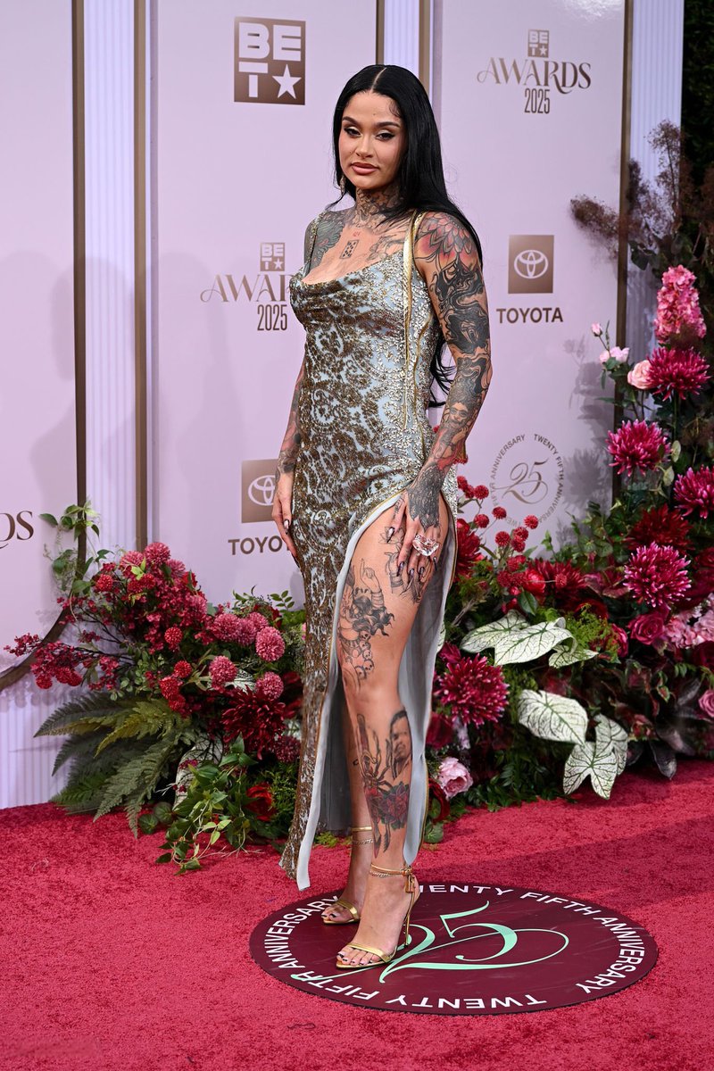 kehlanidiaryy's tweet image. New photos of Kehlani looking absolutely stunning on the red carpet tonight at the 2025 BET Awards in Los Angeles, CA! ✨❤️ #BETAwards #Kehlani #RedCarpetGlam

📸-  @gettyimages (Gilbert Flores)

| #kehlani