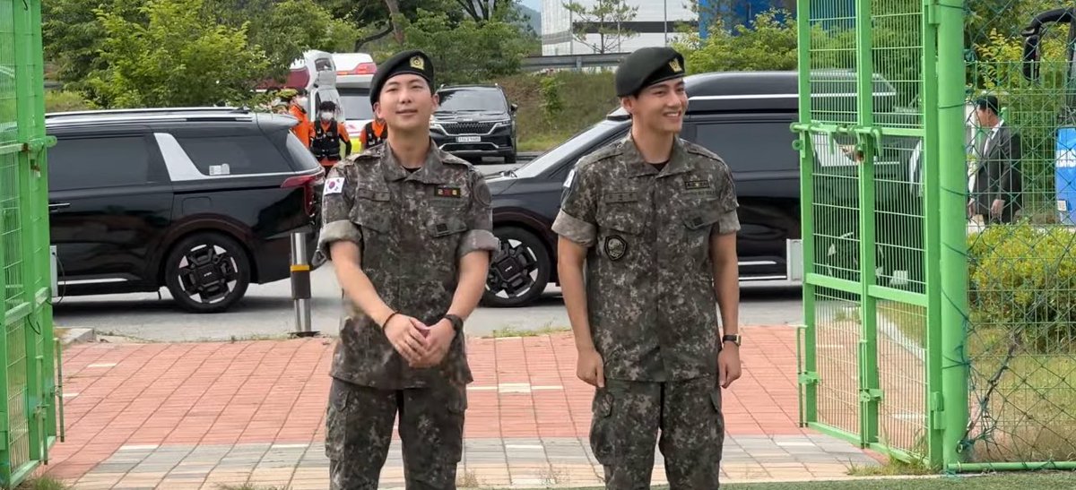 Army_Connect's tweet photo. WELCOME HOME OUR KIM NAMJOON &amp; KIM TAEHYUNG 😭😭🙏💜! 

WELCOME HOME RM
WELCOME HOME V https://t.co/04XbdPUl7h