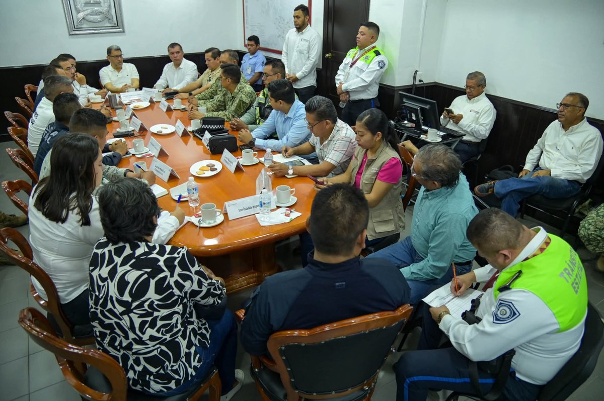 Este lunes sesionamos en la Mesa de Coordinación para la Construcción de la Paz en Coatzacoalcos. La determinación de mantener el esfuerzo conjunto a favor de la seguridad pública es el pilar de este ejercicio de estrategia concurrente entre órdenes de Gobierno.