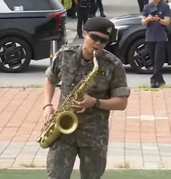 KNJsSource's tweet photo. RM RECREATING THIS MEME AT HIS DISCHARGE 

ICONIC!!!

WELCOME BACK RM
#ReturnOfOurJooniverse
RM IS FINALLY BACK https://t.co/gxR3W8LJZW