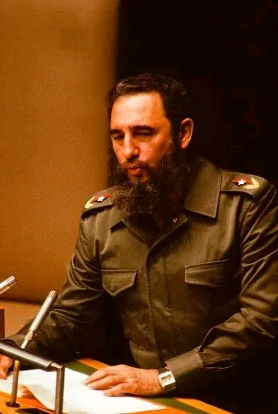 #Fidel: ..." Los revolucionarios no se desmoralizar jamás!. Sacan fuerzas de sus reveses, sacan fuerzas de sus dificultades y siguen ADELANTE!!!.."
#CubaViveyVence