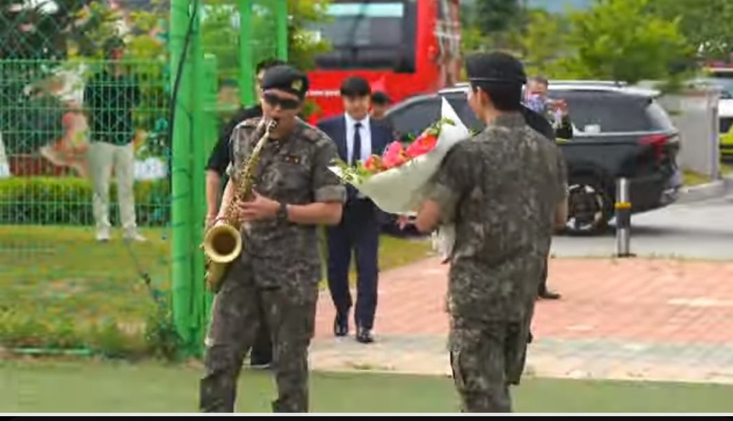 Amoverh1's tweet photo. Waited with bated breath to see them finally come home
#WelcomeHomeNamjoon
#WelcomeHomeV
#ReturnofourJooniverse
#RejoonificationDay
#Vreedom https://t.co/mNFkg8OazJ