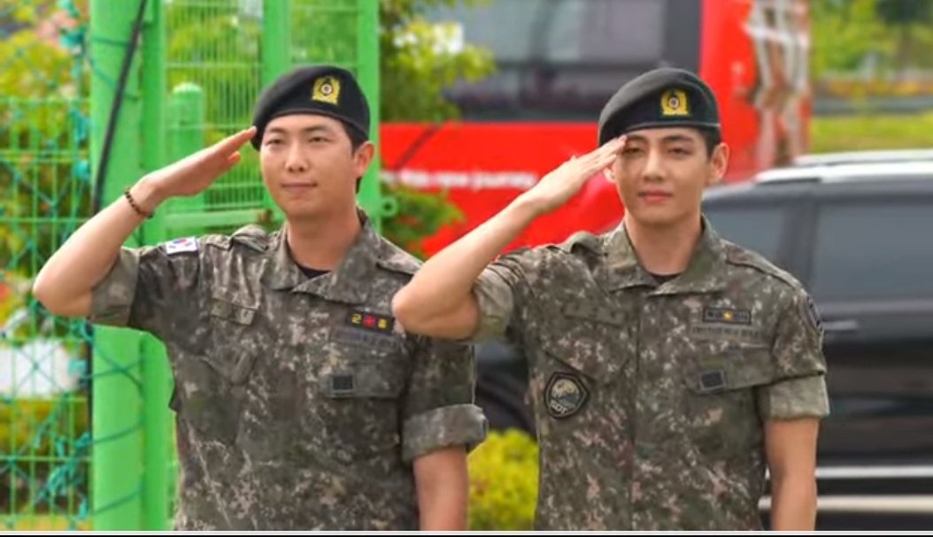 Amoverh1's tweet photo. Waited with bated breath to see them finally come home
#WelcomeHomeNamjoon
#WelcomeHomeV
#ReturnofourJooniverse
#RejoonificationDay
#Vreedom https://t.co/mNFkg8OazJ