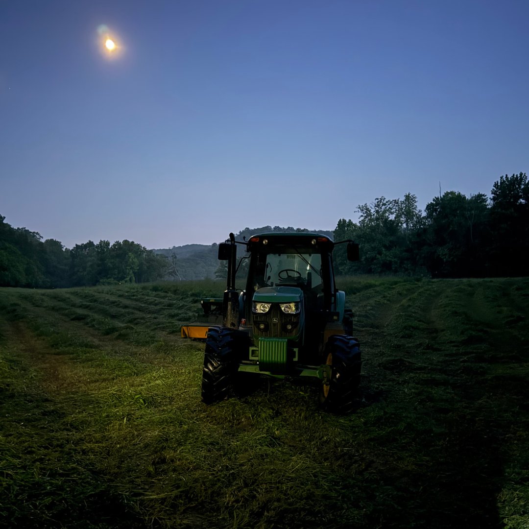 🌙 Long days, late nights, and a whole lot of hard work.
When the sun sets and the moon rises, the job’s still not done. 💪🚜 
#JohnDeere #FarmLife #MoonlitMotivation #TractorAtDusk