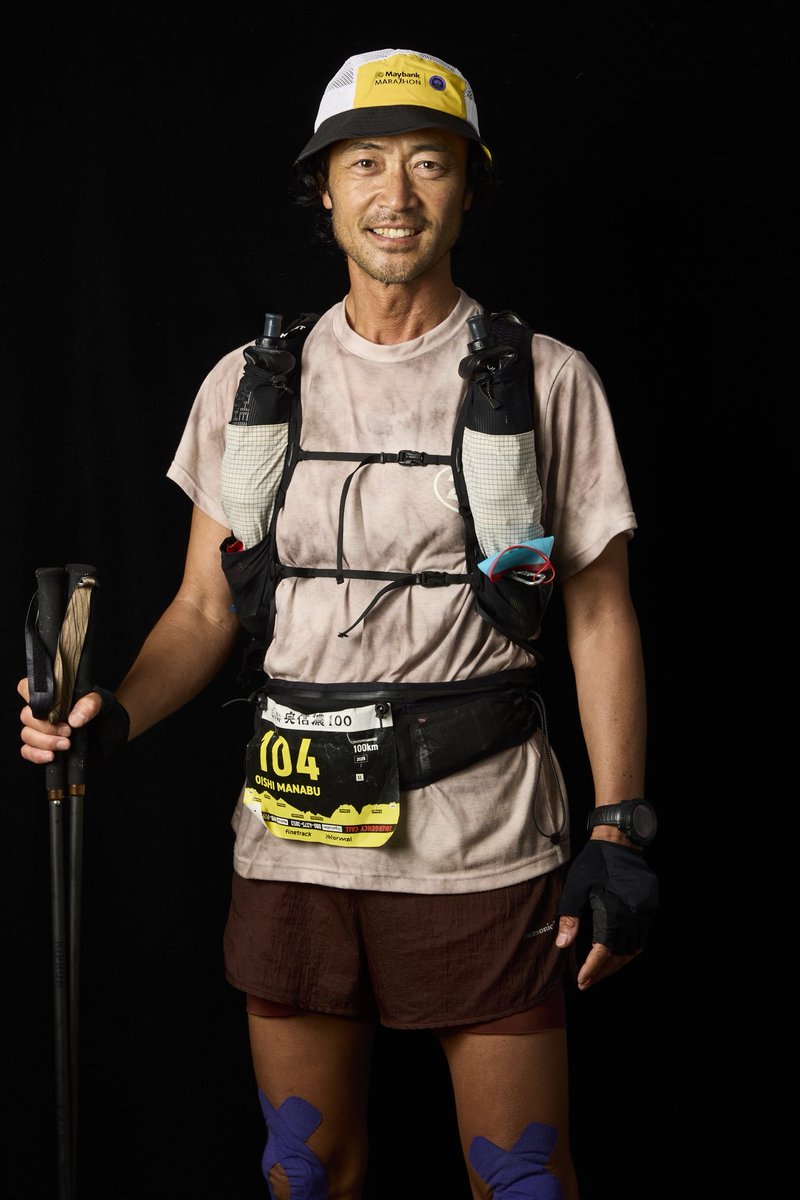 .
藤巻さんに撮ってもらえるなんて、これはもうご褒美。ヘロヘロの身体も急遽元気なフリに。今は楽しかった思い出と身体に残る痛みで、まだまだ余韻の中。日常生活での階段の下りはレース中より手強いかも…。筋肉痛よりマメの方が厄介だわ。

#奥信濃100  #トレイルランニング #trailruning