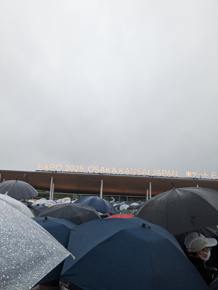 関西万博前に着いたが平日雨なのにすんげえ人😳９時のかたがまださばけてない😳