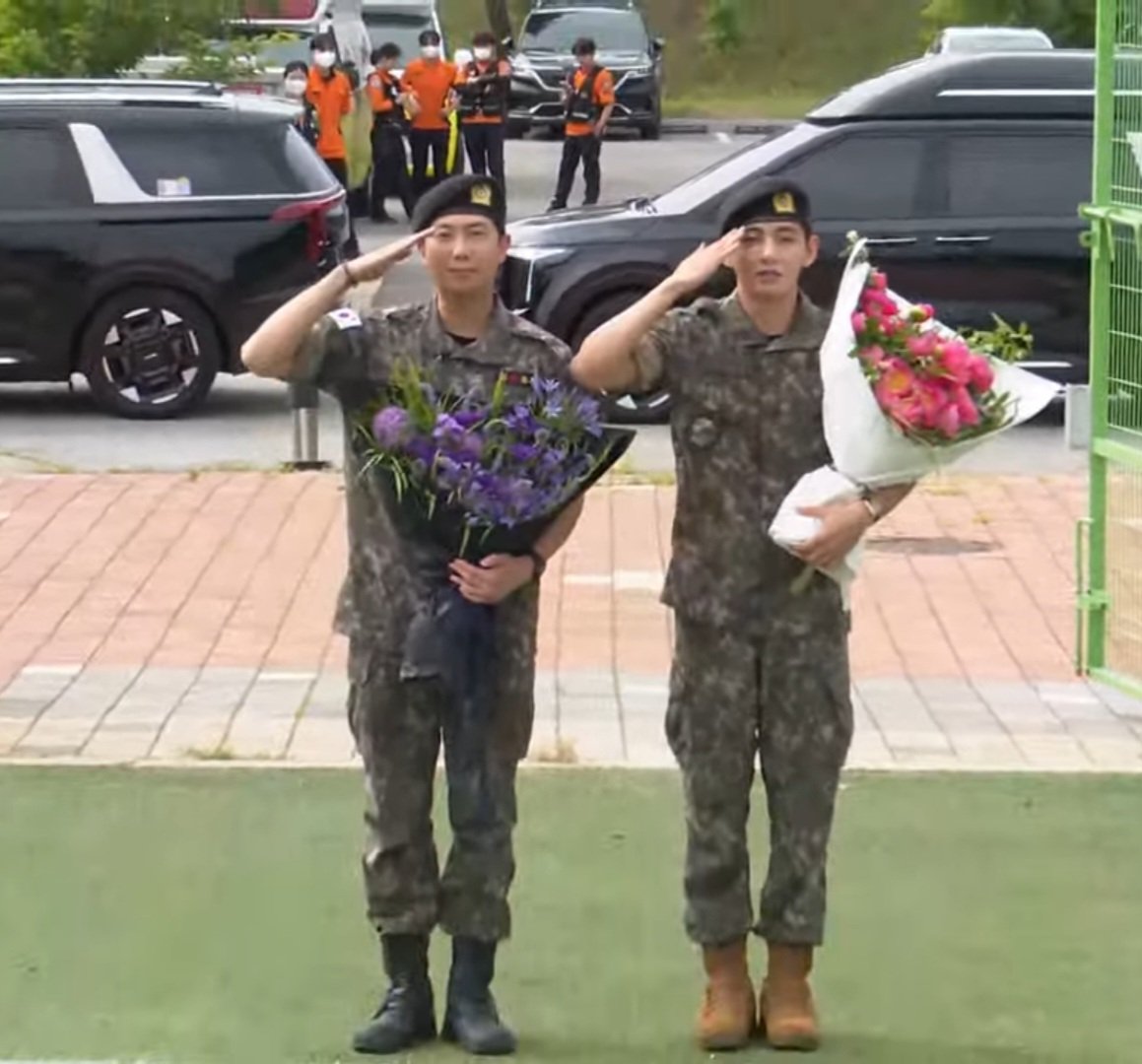 mina8btsarmy's tweet image. ナムさん、テテ、本当に本当にお疲れ様でした🥹
そしてお帰りなさい💜

ナムさんコナン吹いてる🥹🥹