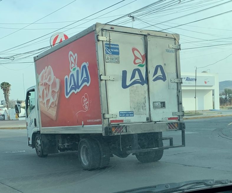 chomp78's tweet photo. Esos de @UnVasoDeLALA no podrán ser más responsables y amigables con el medio ambiente??? (en pleno 2025)
Van dejando una nube de humo negro a su paso 😬😡 https://t.co/953FWgtdFp