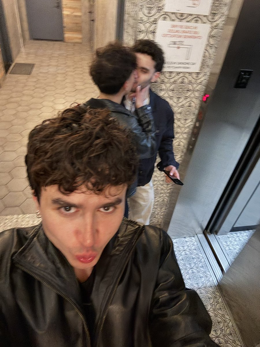 Hugoquirozm's tweet photo. Just waiting for the elevator 🤭 https://t.co/KzfLbR8KMX