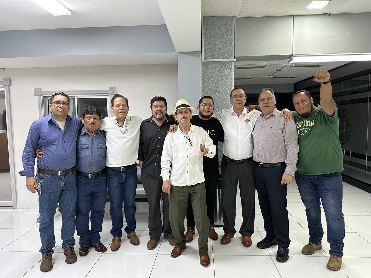 BigQuesada's tweet photo. SOBRIHO me hace una bellísima despedida.

Acabo de estar un par de semanas en mi bella patria
Honduras. Es y está lindo mi país, gracias presidenta
@XiomaraCastroZ por tantas obras que le dan realce a nuestra amada Honduras.

Por esas cosas de la vida, el viernes pasado, la organización,  casi clandestina, SOBRIHO (Sociedad de Bolos Revolucionarios Intelectuales Hondureños), me hicieron una hermosa despedida.

Sí, se dan sus tragos pero no es el centro, sí, se da la comidita pero no es el centro, ¿saben cuál es el centro, el plato fuerte? La conversación, el lenguaje, el humor, la historia, la intelectualidad.

Qué risa, qué bellezada de risa. Yo quiero regresar y que me hagan otra fiesta con mi esposa @lucy_pagoada , pues Lucy salió a relucir  (¿ven a esa compañera en una de las fotos? Ella dijo: “No me importa lo que diga o piense Lucy pero yo me vengo al lado suyo)” 😂.

Gracias compás, encuentros como estos con tanto humanismo, tanta fraternidad refuerzan lo que pregonamos: la lucha no ha sido ni es en vano.

SOBRIHO es comandada por el profe Luis Sosa, teniendo como asesor de imagen al poeta hermano Ricardo Oseguera (alias El Champion)
Y a Saúl Sánchez, miembro de los fieles. Además, los nuevos  como New generation tienen allí a  Ramón Espinoza.

Encantado por ese inolvidable convivio, y, parodiando a Cerati: “Gracias totales “.

Iba a llegar el periodista @sorlandoponce , pero se quedó sin batería 😢.
