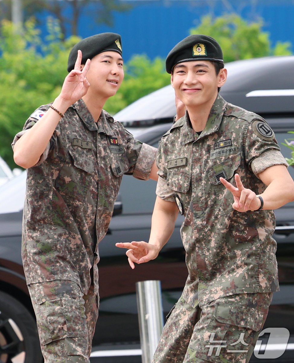 JMLOVEMODE's tweet photo. 250610 #RM &amp; #V 전역식 기사 사진  (1) https://t.co/QeY9dDHLxC