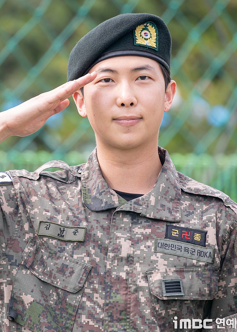 BARMYRUN's tweet photo. FOTOS| Thread de fotos divulgadas pela mídia de #RM e #V em sua dispensa militar: 

WELCOME BACK TAEHYUNG 
WELCOME BACK NAMJOON 

+ https://t.co/iQZJmLdeve