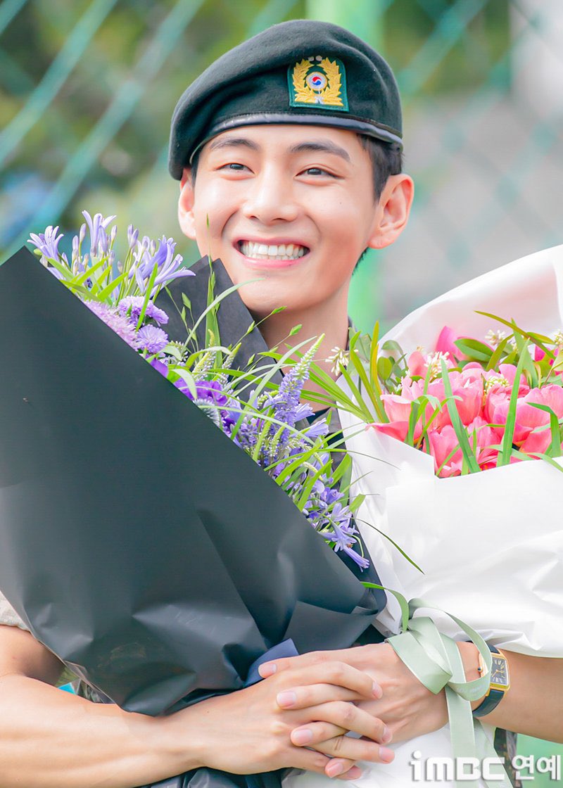 jeonafide's tweet image. taehyung’s smile was worth the wait 💜