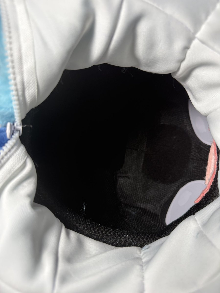 mjn09369549's tweet photo. This is what the inside of a Vaporeon's head looks like. There's a lining inside! https://t.co/zelvwnbNU3