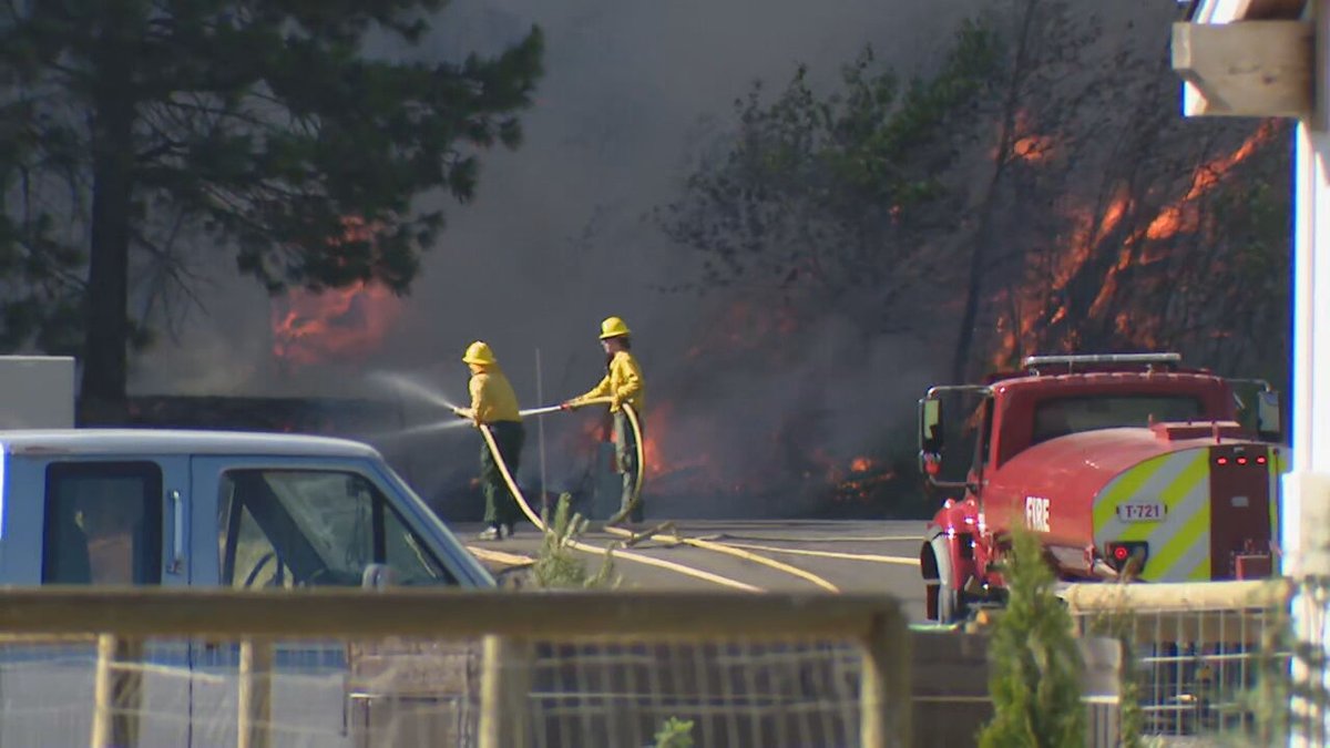 JeremyHarrisTV's tweet photo. BREAKING: Homes are being evacuated near a fast-moving wildfire in Kittitas County. This is near S.R. 970 in Teanway (east of Cle Elum) Neighbors tell me structures have already been lost. We are at the scene and will be live on @komonews at 6. https://t.co/irZv0c5tsK