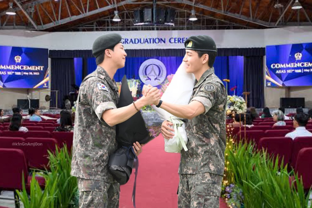 k1nGnAmj0on's tweet photo. Happy graduation po sa mag bestie na ito pinadalhan pa talaga ng bulaklak ng boyrfriend nila https://t.co/n6f94O70Dy
