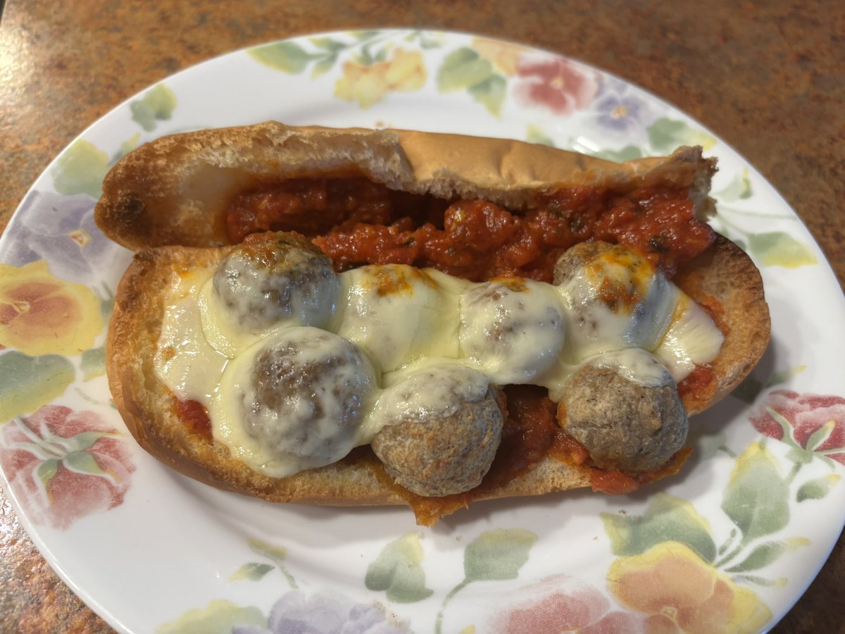 Ski_Scribe's tweet image. #MeatballSub
Hoagie roll didn’t hold up to the sauce, but the “homemade sauce“ was pretty damn good and the Havarti cheese was a nice touch also!
#ChezWilczewski #CleanPlateClub