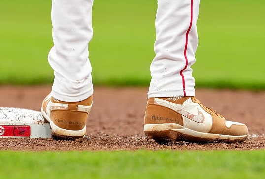 Elly De La Cruz honored his late sister with custom Air Jordan 1 cleats 🙏

"RIP Manita" 🕊️