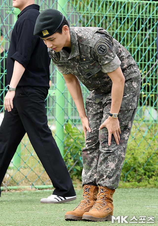 taeguide's tweet image. Kim Taehyung bowing 90 degrees to greet the reporters and fans gathered. He is such a polite little soul