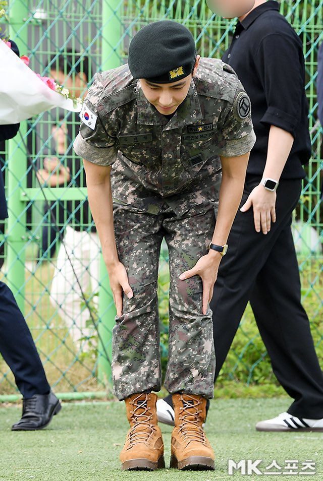 taeguide's tweet image. Kim Taehyung bowing 90 degrees to greet the reporters and fans gathered. He is such a polite little soul