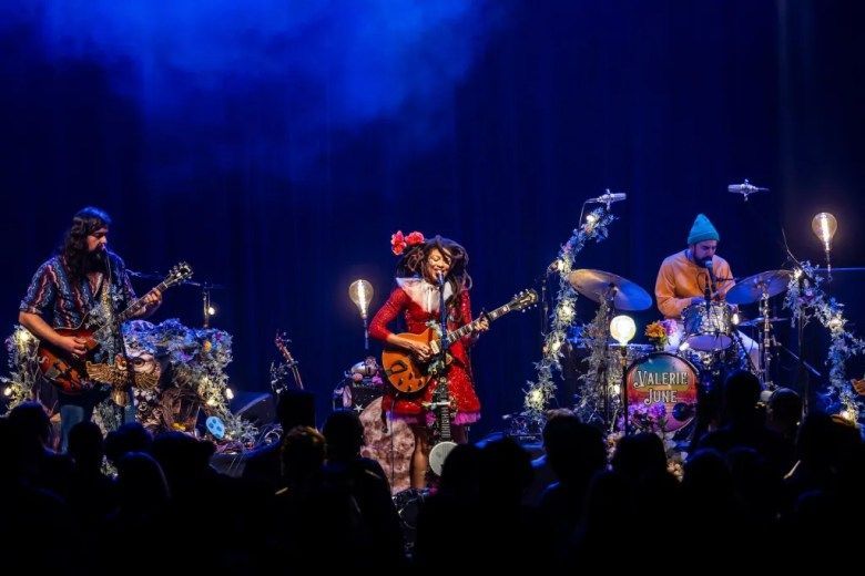 Photos: Valerie June Creates Space for Joy at Park West in Chicago rebelliousmagazine.com/photos-valerie… by #Entertainment Editor Laurie Fanelli

Valerie June and Buffalo Nichols perform at Park West on May 28, 2025. 

See more of Laurie Fanelli's Valerie June coverage!
rebelliousmagazine.com/tag/valerie-ju…