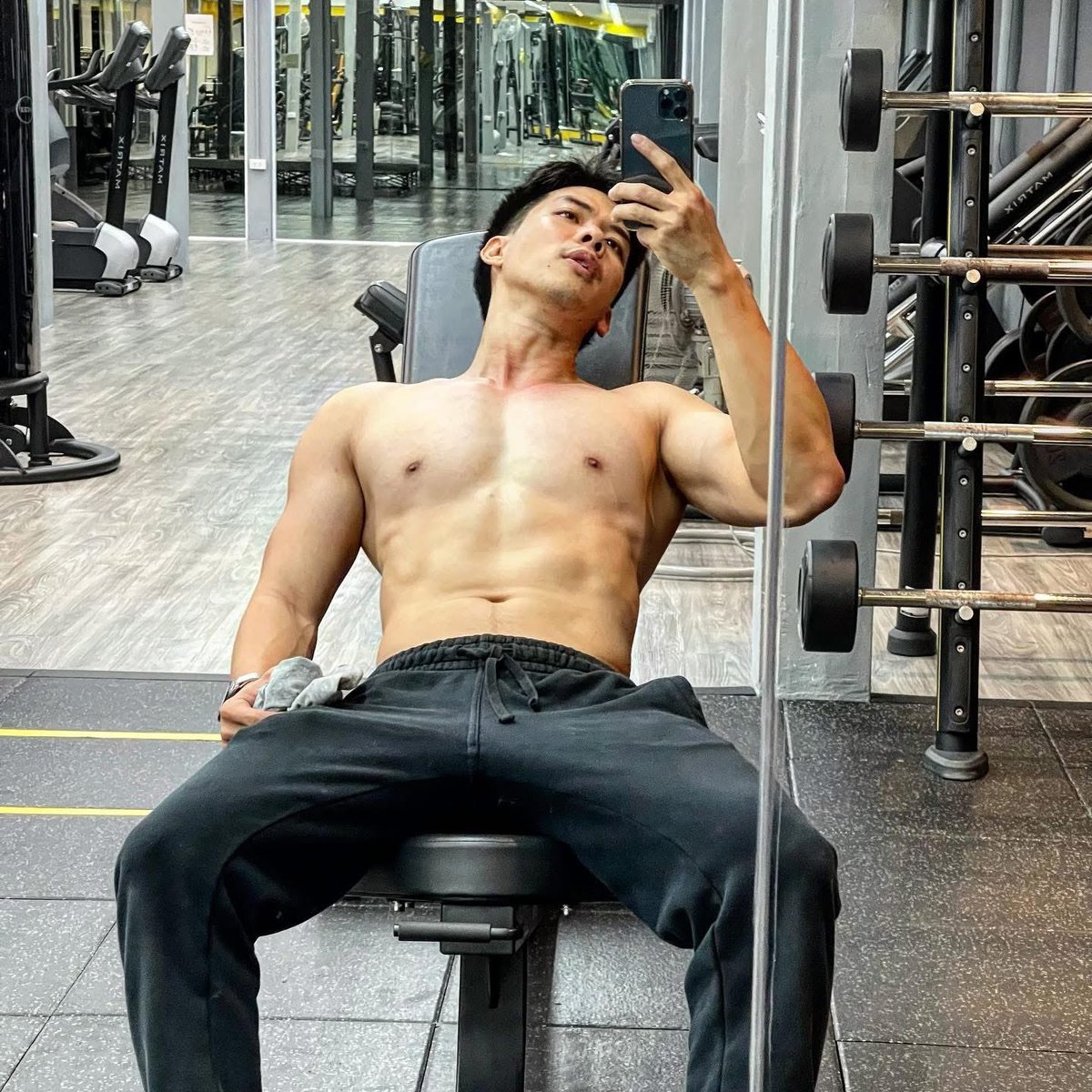 นั่งเก้าอี้พี่มั้ย 🤣🤣