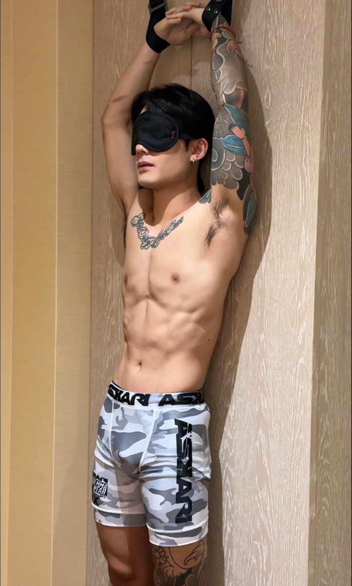 Hanging up a muscular guy and hitting him was such a satisfying experience.
Who do you want to see hung up like this next time?

Full video: reurl.cc/OY8Gvg

把肌肉男吊起來打真的很賞心悅目
你們下次想看誰被吊起來呢？